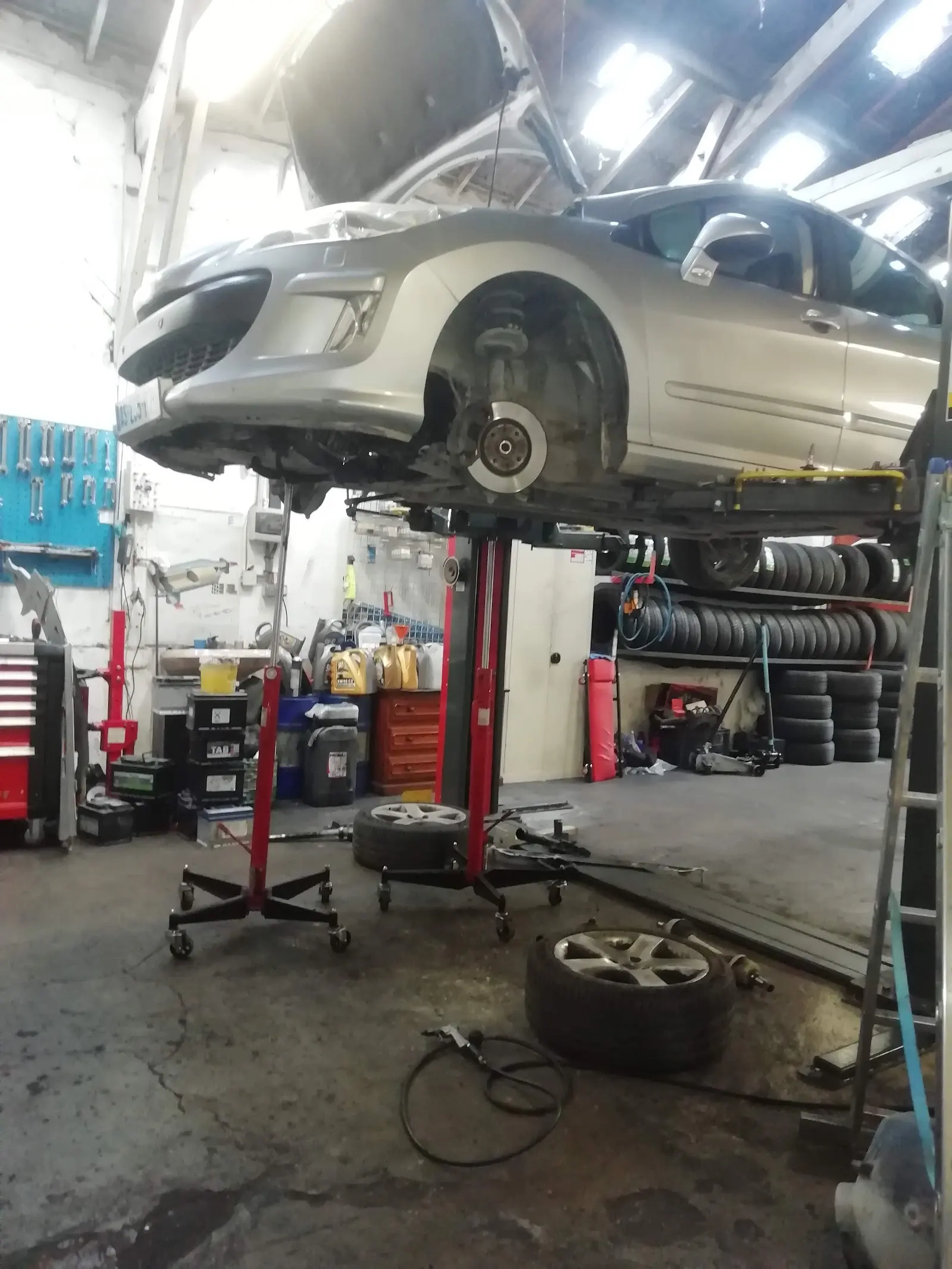 Voiture levée sur pont élévateur dans l'atelier Auto Express à Marseille