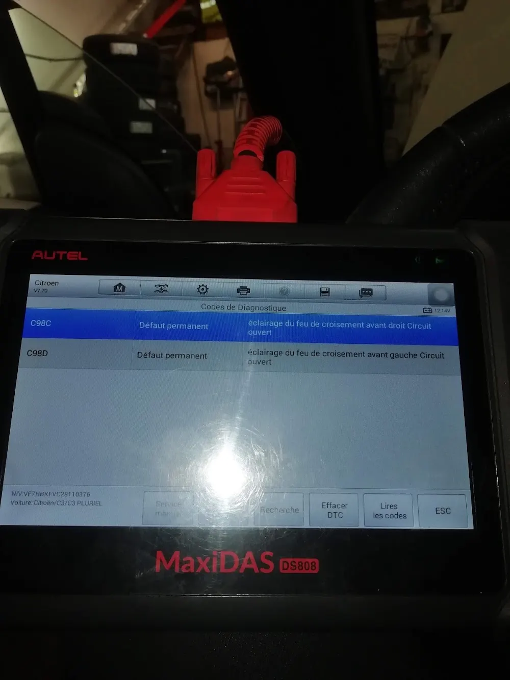 Valise de diagnostic électronique Autel MaxiDAS branchée sur une voiture au garage