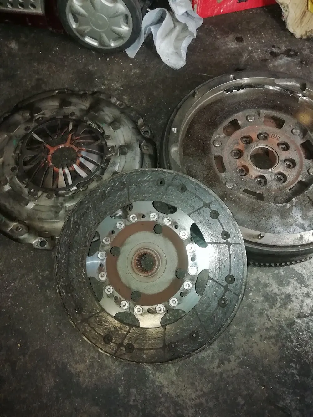 Disque, mécanisme d'embrayage et volant moteur déposés à l'atelier Auto Express