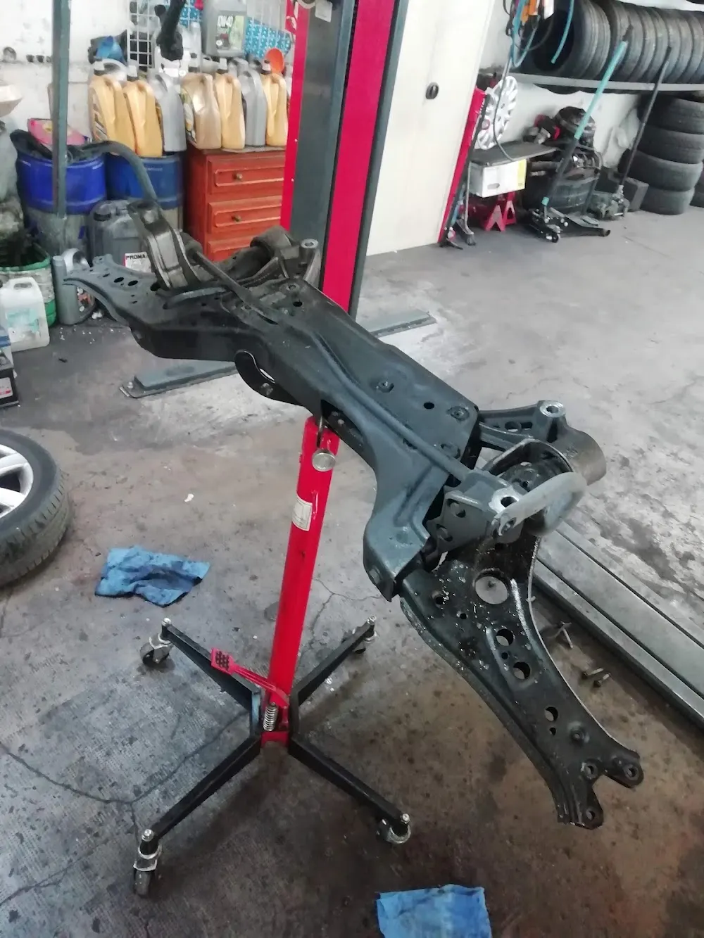 Berceau et train avant déposés sur chandelle au garage, Marseille 14e