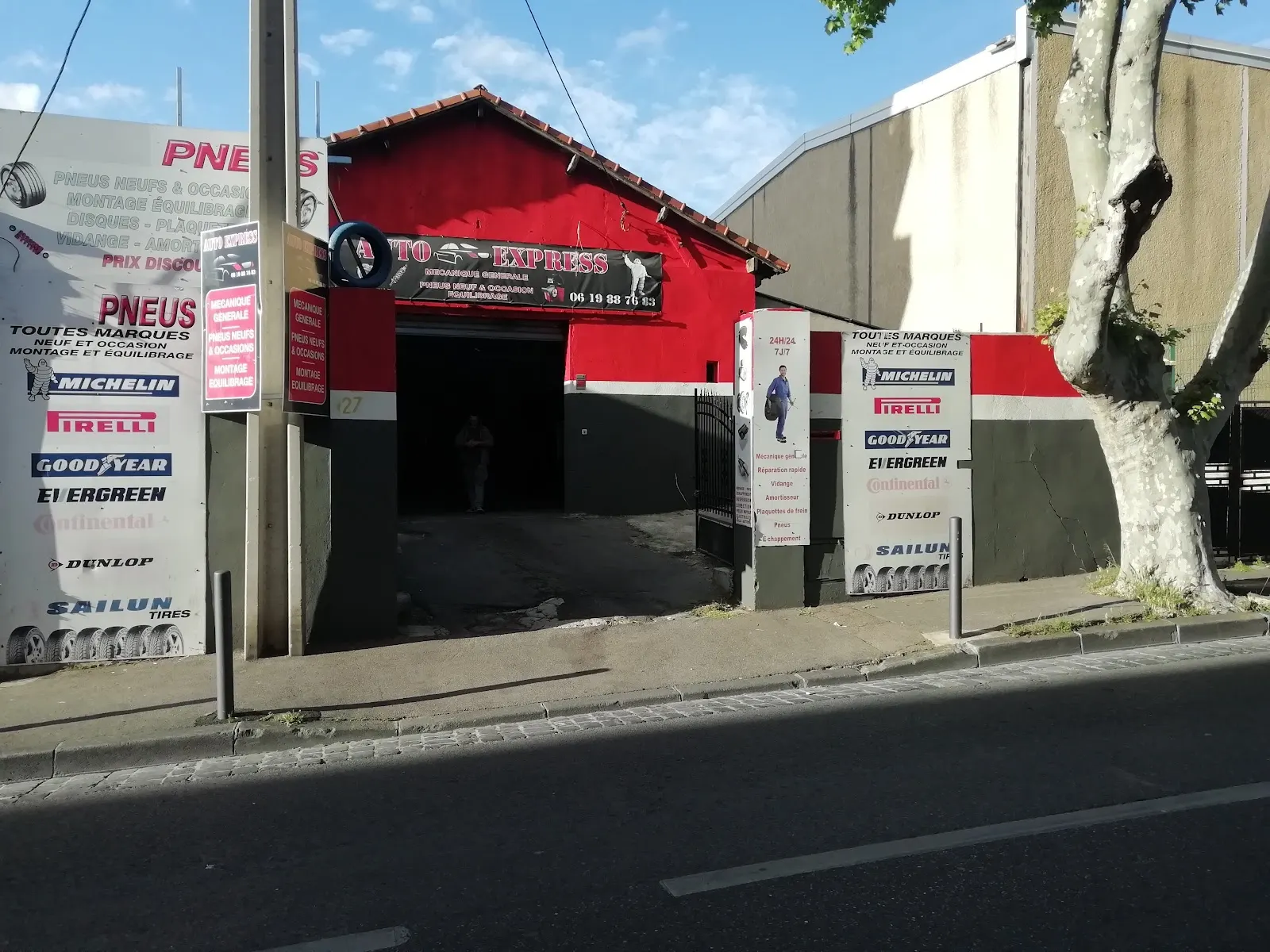 Le garage Auto Express vu depuis le boulevard Charles Moretti à Marseille 14e