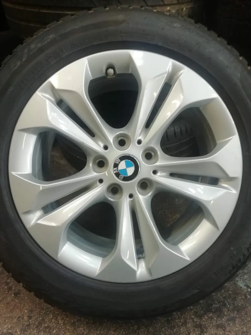 Roue en jante alliage prête au montage et à l'équilibrage, garage à Marseille