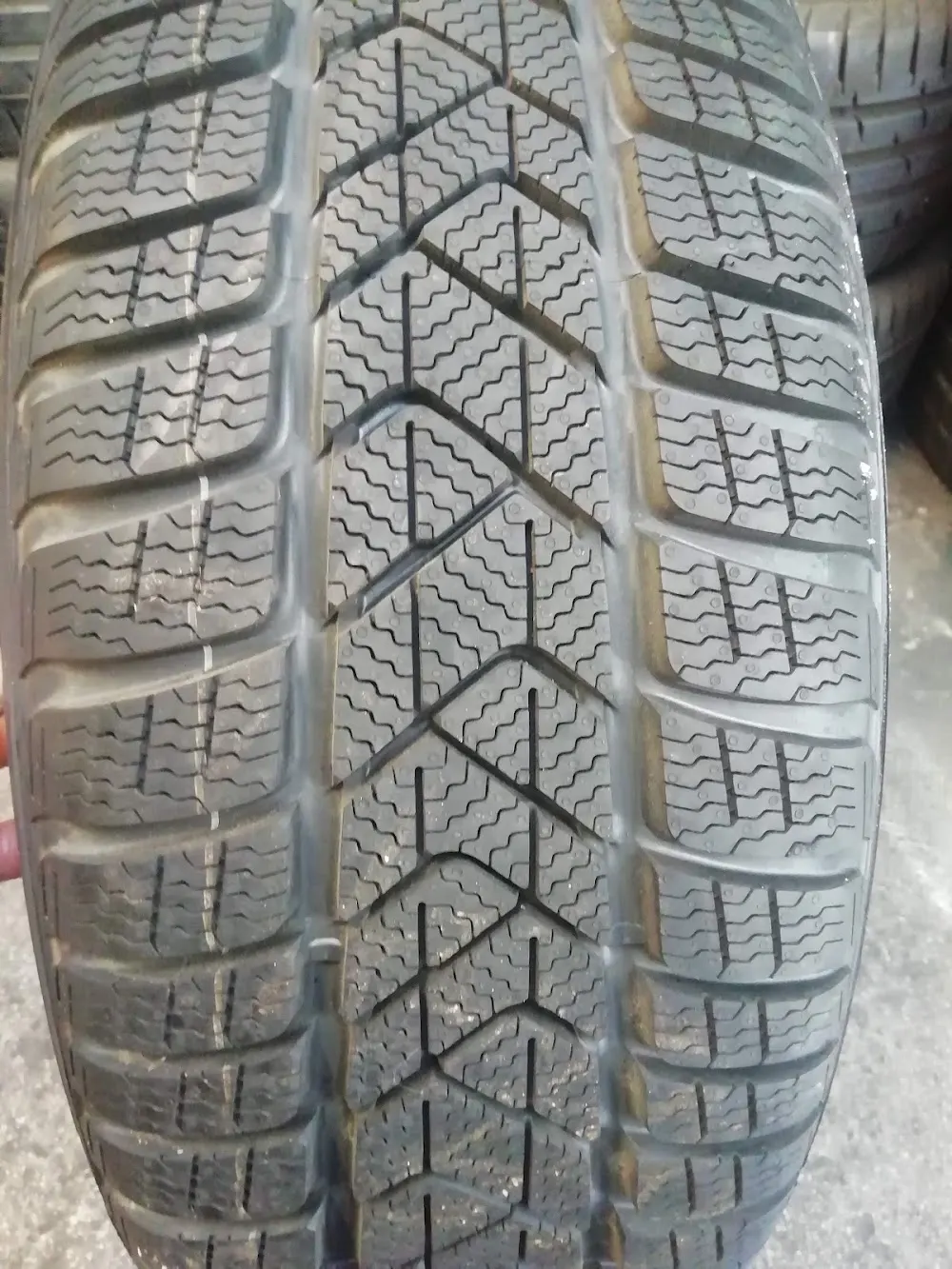 Pneu d'hiver en stock au garage Auto Express, Marseille 14e
