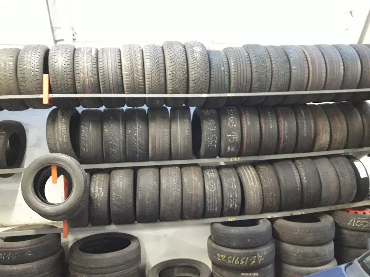 Étagères de pneus d'occasion au garage Auto Express, Marseille 14e