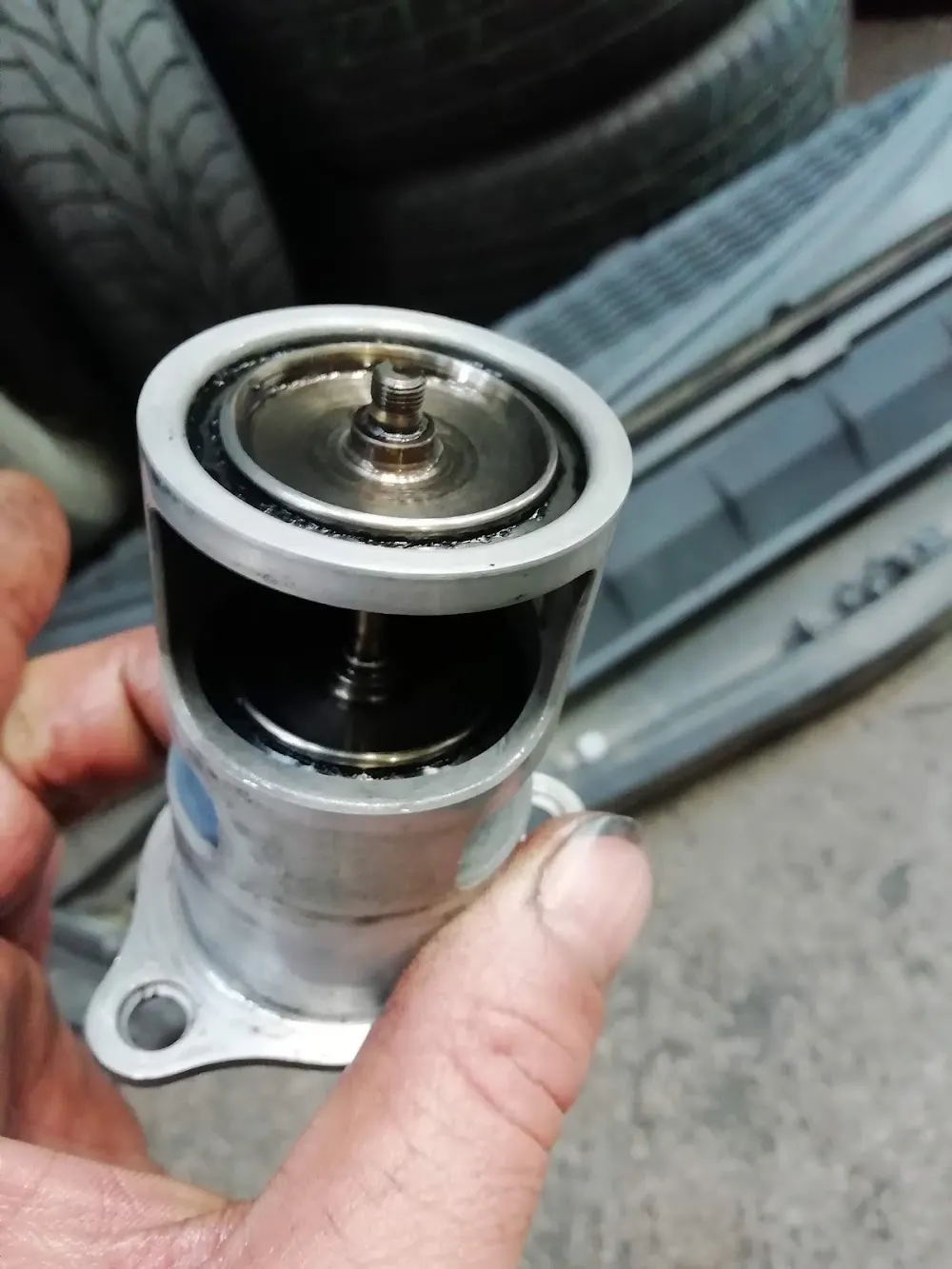 Vanne EGR encrassée tenue en main avant remplacement, garage Auto Express